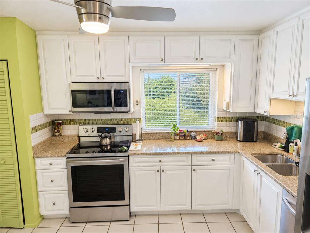 3706 SUN EAGLE LN, BRADENTON, FL — photo 3 of 27