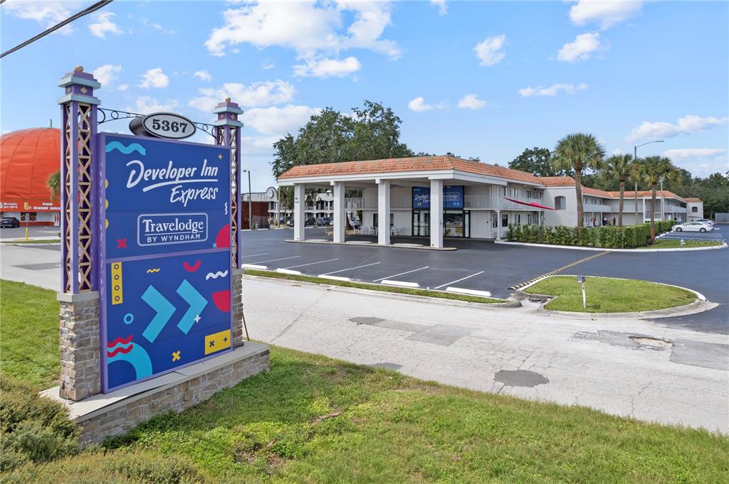 The exterior of a Developer Inn Express hotel with a large sign in the foreground — 5367 W IRLO BRONSON MEMORIAL HIGHWAY UNIT 1-117, KISSIMMEE, FL