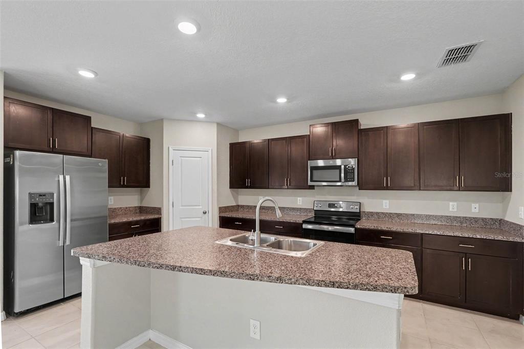 15535 MILLER CREEK DRIVE, SUN CITY CENTER, FL — photo 5 of 19