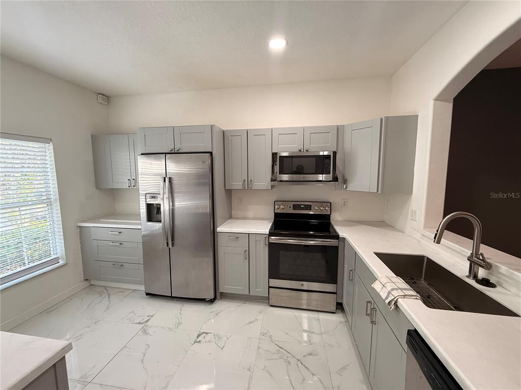 3454 HIGH HAMPTON CIRCLE, TAMPA, FL — photo 2 of 18