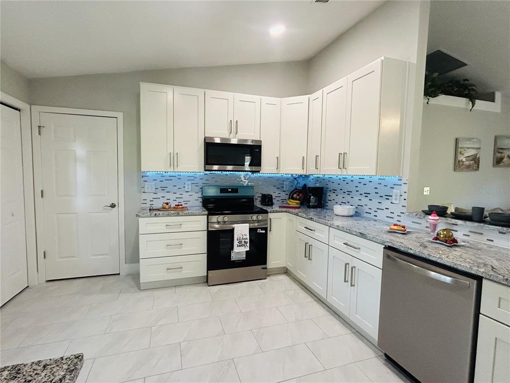 9709 SE SUNSET HARBOR ROAD, SUMMERFIELD, FL — photo 5 of 30