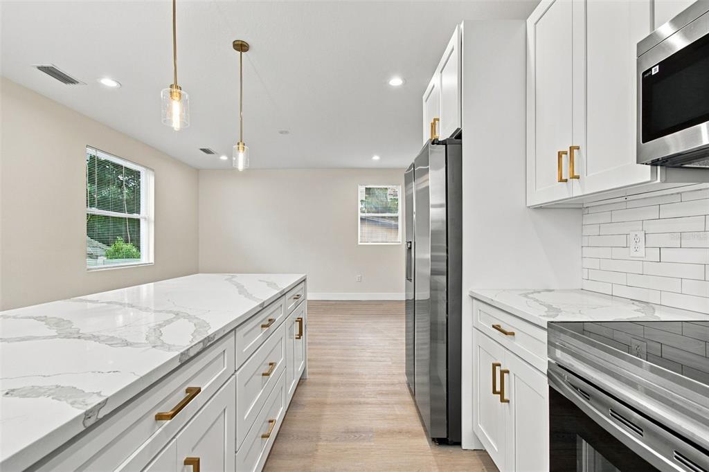 7315 MOUNT VERNON ROAD, TAMPA, FL — photo 5 of 28