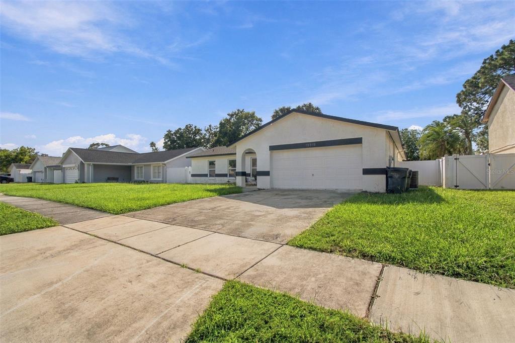 13918 BRIARDALE LANE, TAMPA, FL — photo 4 of 30