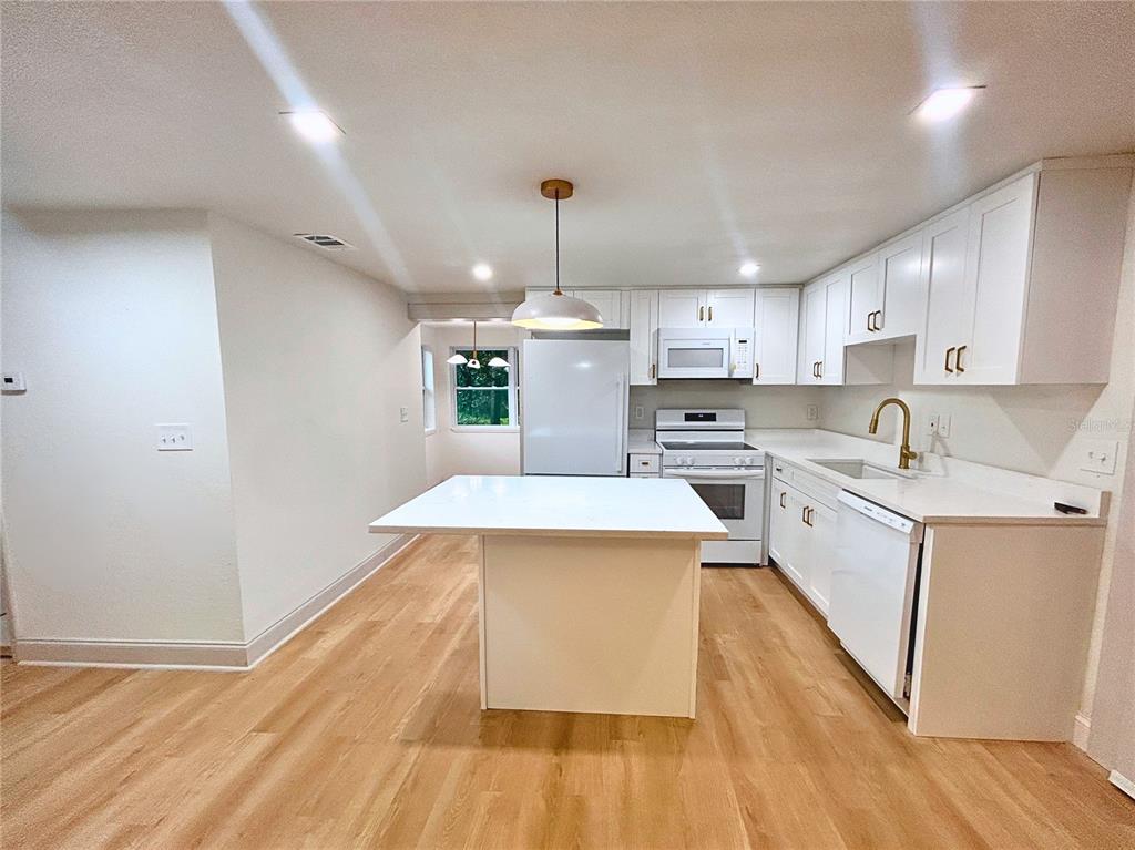 6215 58TH AVENUE N, ST PETERSBURG, FL — photo 4 of 17