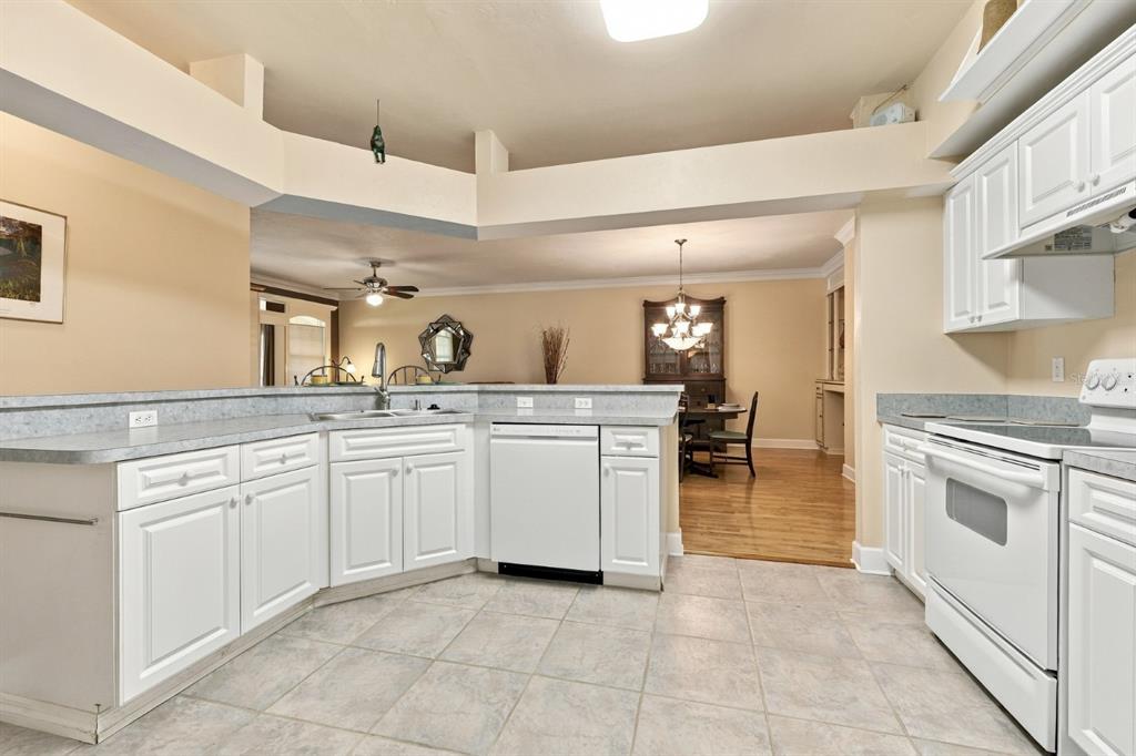 10538 NW 28TH LANE, GAINESVILLE, FL — photo 5 of 30
