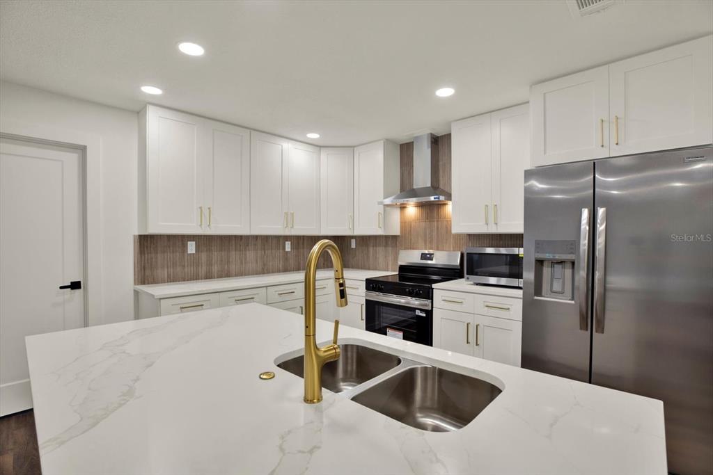 2661 PEBBLE BEACH DRIVE, CLEARWATER, FL — photo 2 of 22