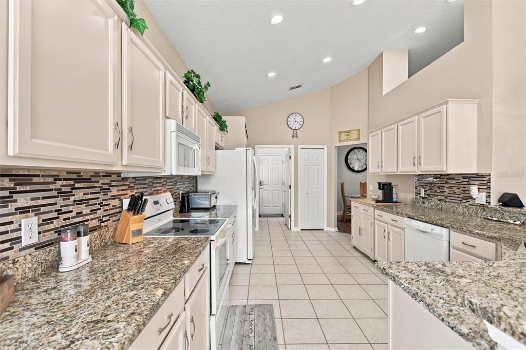 217 FLEMING LN, DAVENPORT, FL — photo 3 of 57