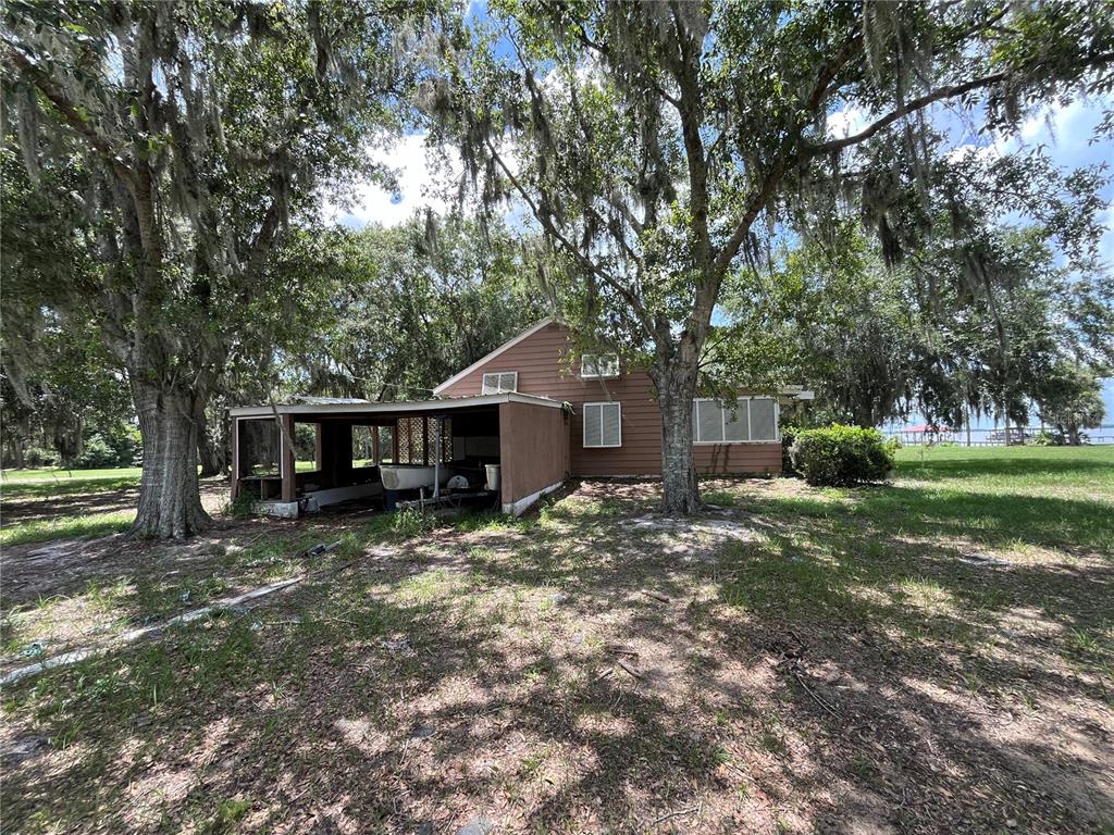 1805 S LAKE REEDY BLVD