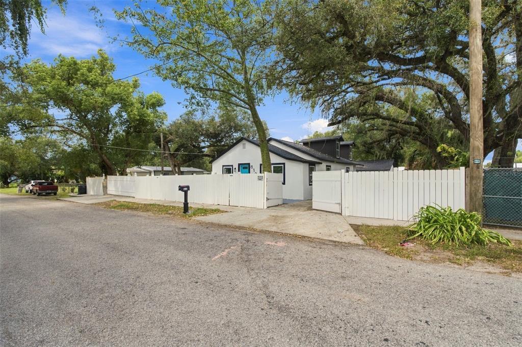 812 E ORANGE AVENUE S, TAMPA, FL — photo 3 of 30