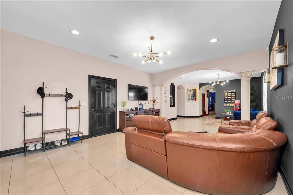 8930 N NEWPORT AVENUE, TAMPA, FL — photo 2 of 30