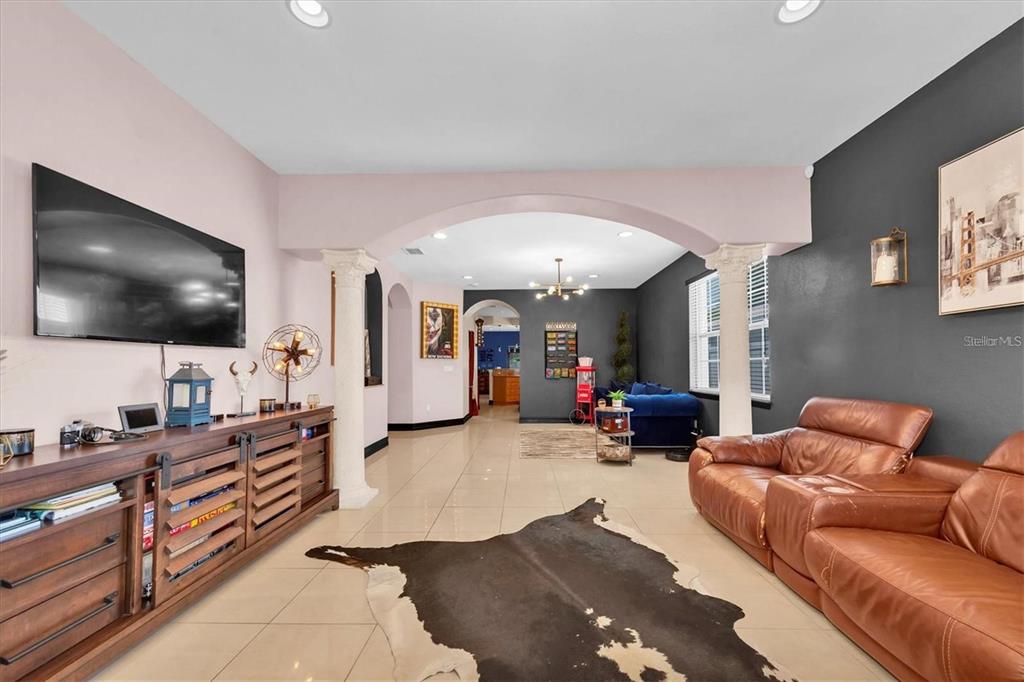 8930 N NEWPORT AVENUE, TAMPA, FL — photo 5 of 30