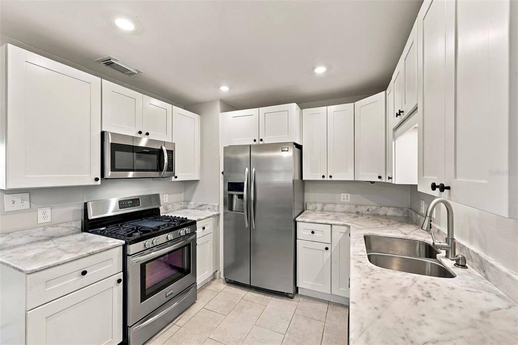 3820 BURLINGTON AVENUE N, ST PETERSBURG, FL — photo 4 of 21