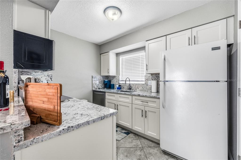 2744 HIDDEN LAKE BOULEVARD UNIT C, SARASOTA, FL — photo 5 of 29