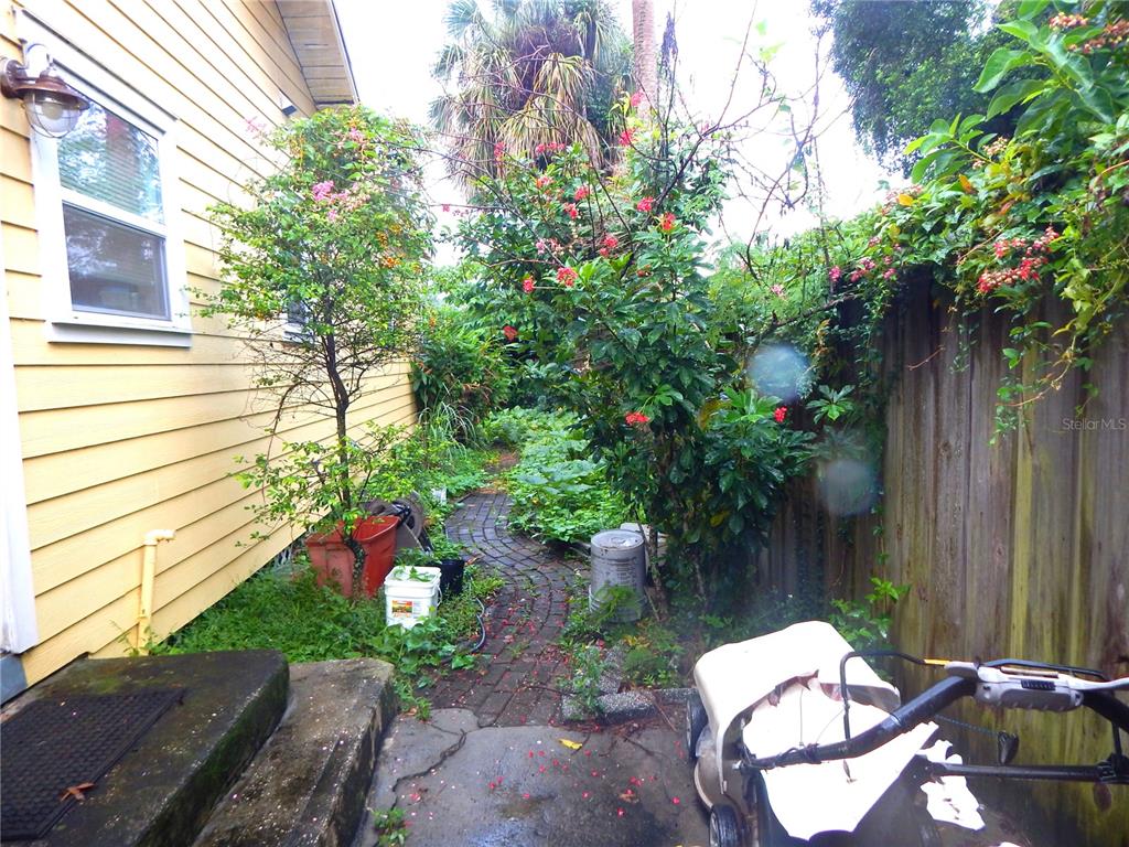 8608 N 9TH STREET, TAMPA, FL — photo 3 of 15