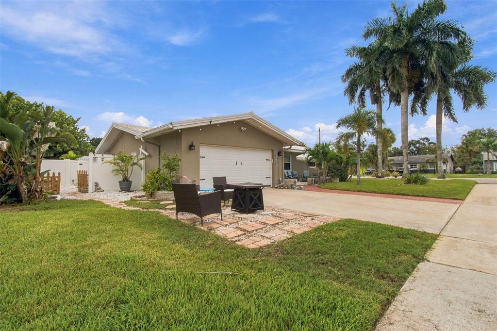 8401 BOULDER PLACE, TAMPA, FL — photo 2 of 28
