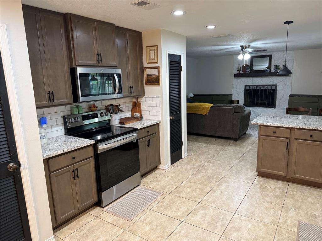 124 N POINTE DRIVE, AUBURNDALE, FL — photo 5 of 30