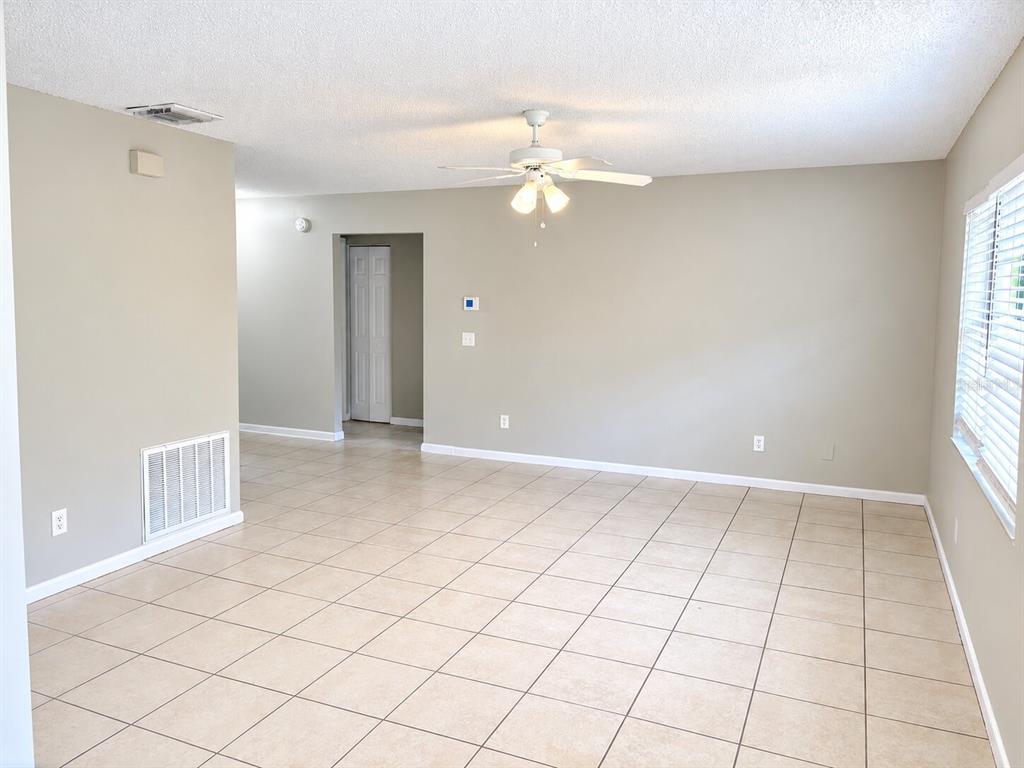 432 REGAL PARK DRIVE, VALRICO, FL — photo 4 of 18