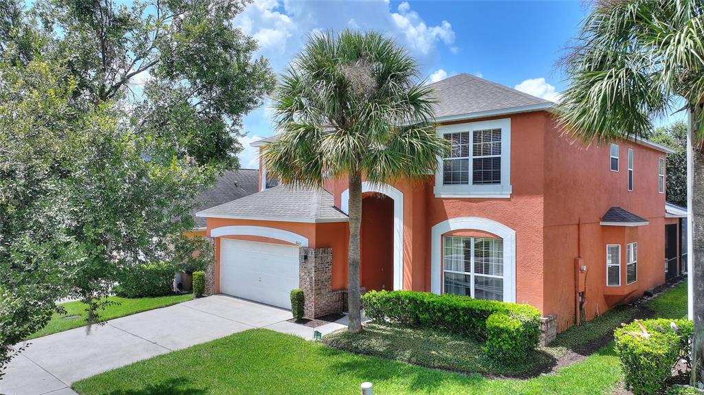 A swimming pool with an attached spa is enclosed within a screened-in patio area — 8667 LA ISLA DRIVE, KISSIMMEE, FL