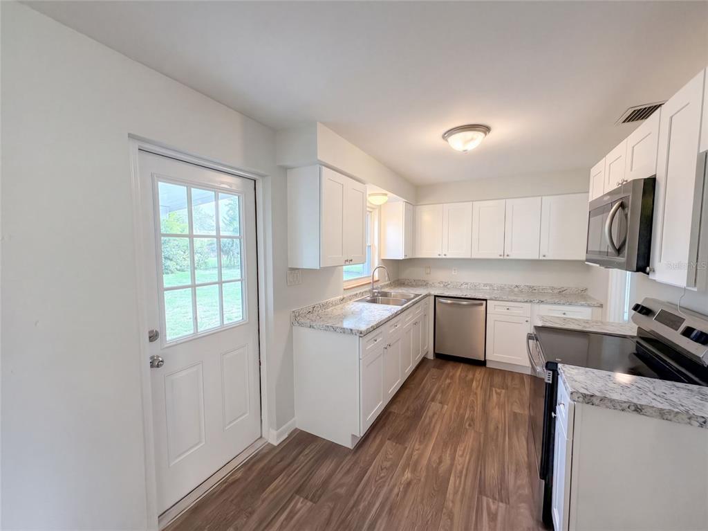411 W SEMINOLE AVENUE, EUSTIS, FL — photo 2 of 23