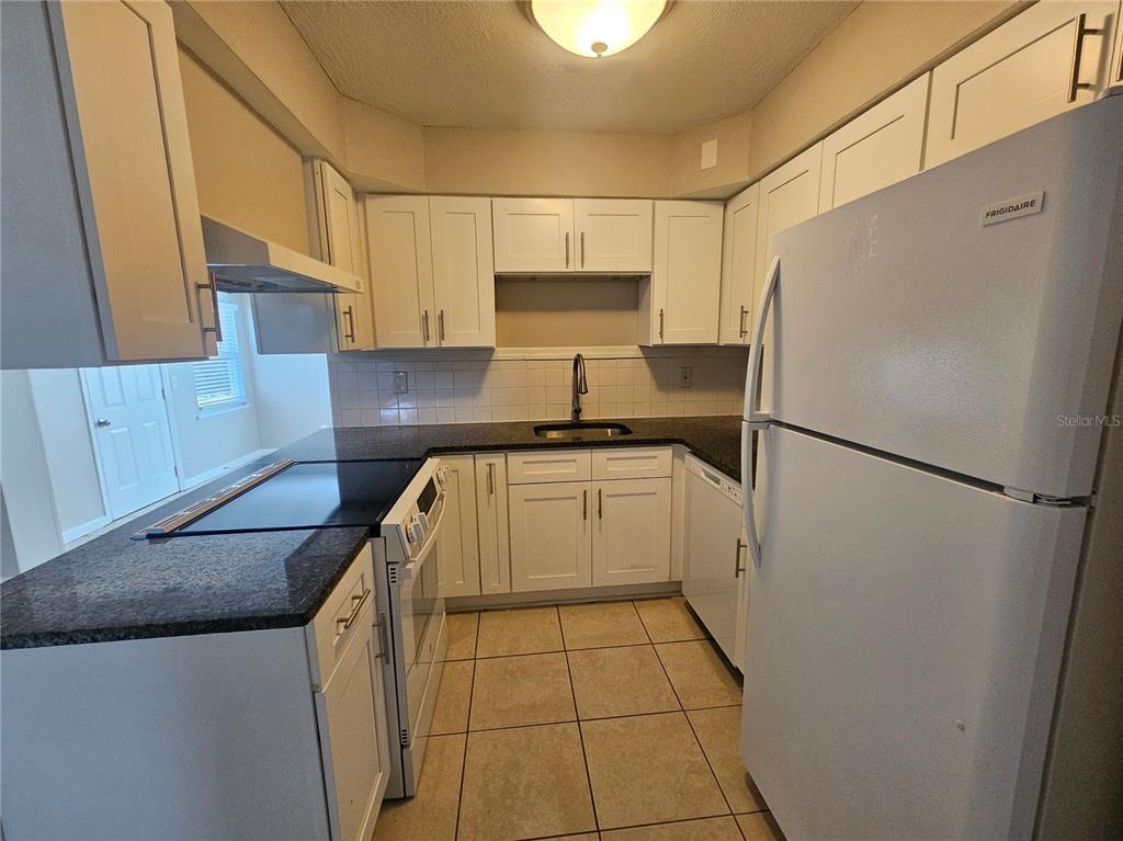 308 EVELYN AVENUE, CLEARWATER, FL — photo 4 of 17