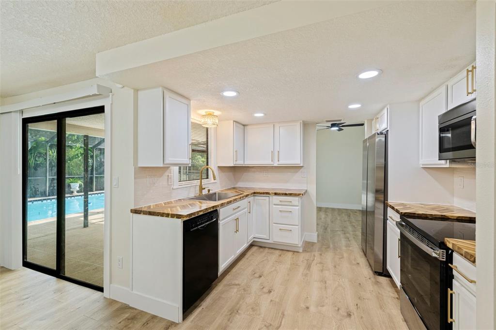 1671 CASTLEWOOD LANE, PALM HARBOR, FL — photo 4 of 30