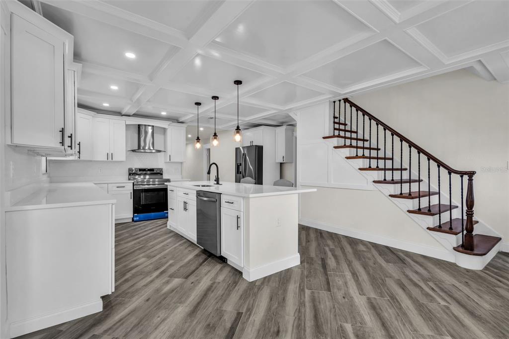 1810 MARYLAND AVENUE NE, ST PETERSBURG, FL — photo 3 of 30