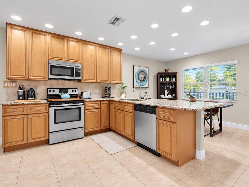 2429 PARK STREET N, ST PETERSBURG, FL — photo 4 of 28