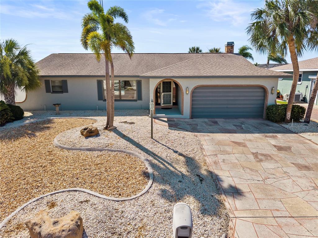An open-concept living area features tile flooring, a ceiling fan, and an adjacent kitchen — 921 BIRDIE WAY, APOLLO BEACH, FL