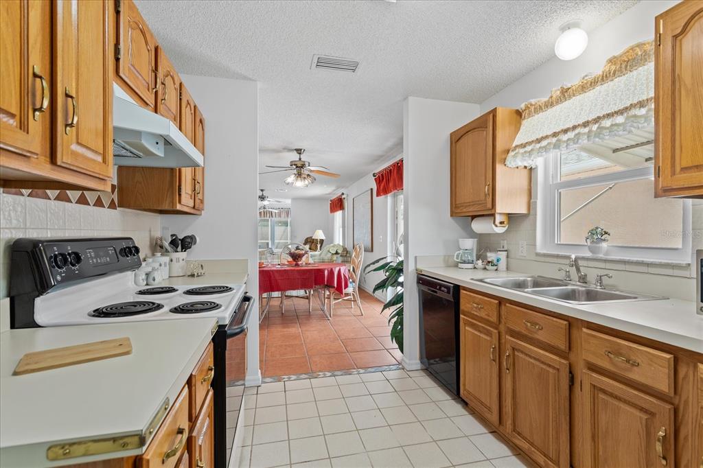 952 AVALON AVENUE, THE VILLAGES, FL — photo 5 of 27