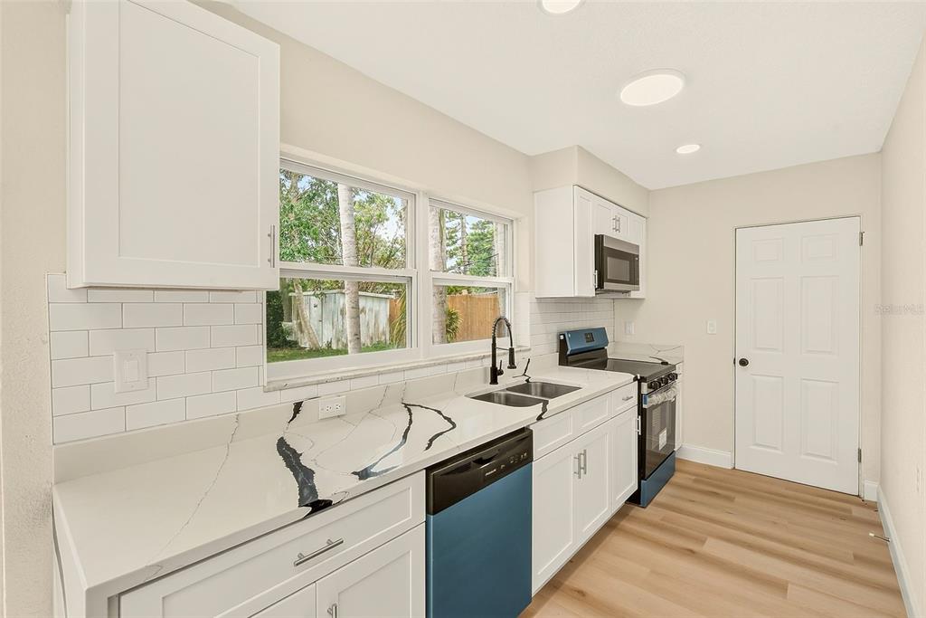 214 45TH AVENUE NE, ST PETERSBURG, FL — photo 3 of 34