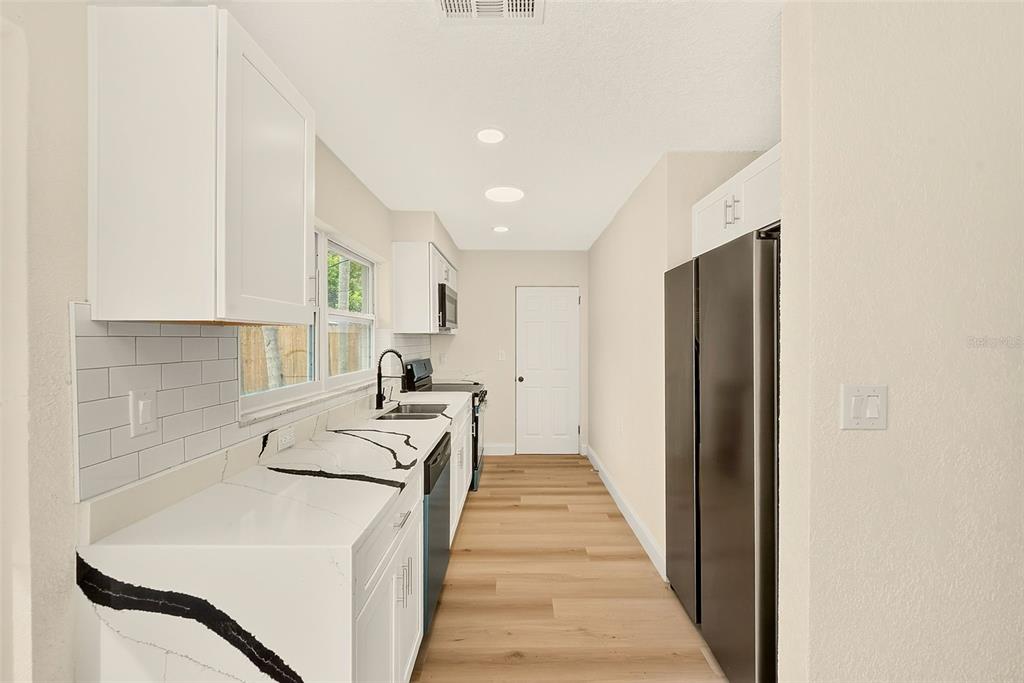 214 45TH AVENUE NE, ST PETERSBURG, FL — photo 4 of 34