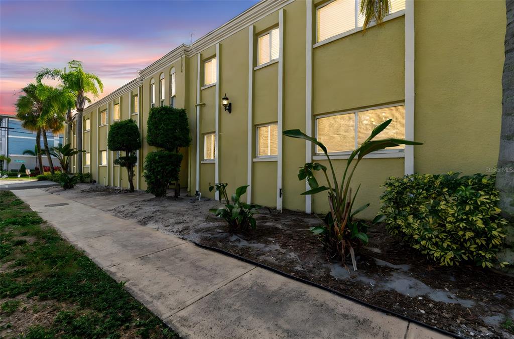 3206 W AZEELE STREET UNIT 120