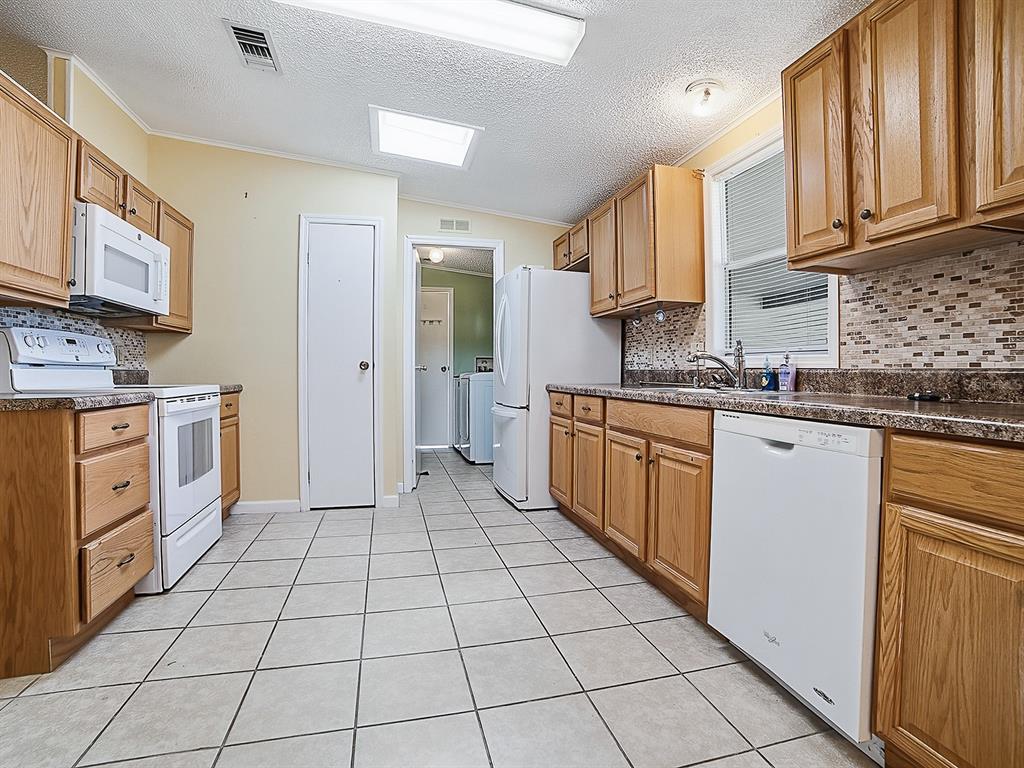 25524 BELLE HELENE, LEESBURG, FL — photo 4 of 30