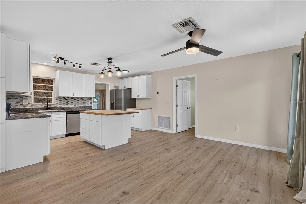 715 W BAYSHORE DRIVE, TARPON SPRINGS, FL — photo 3 of 27
