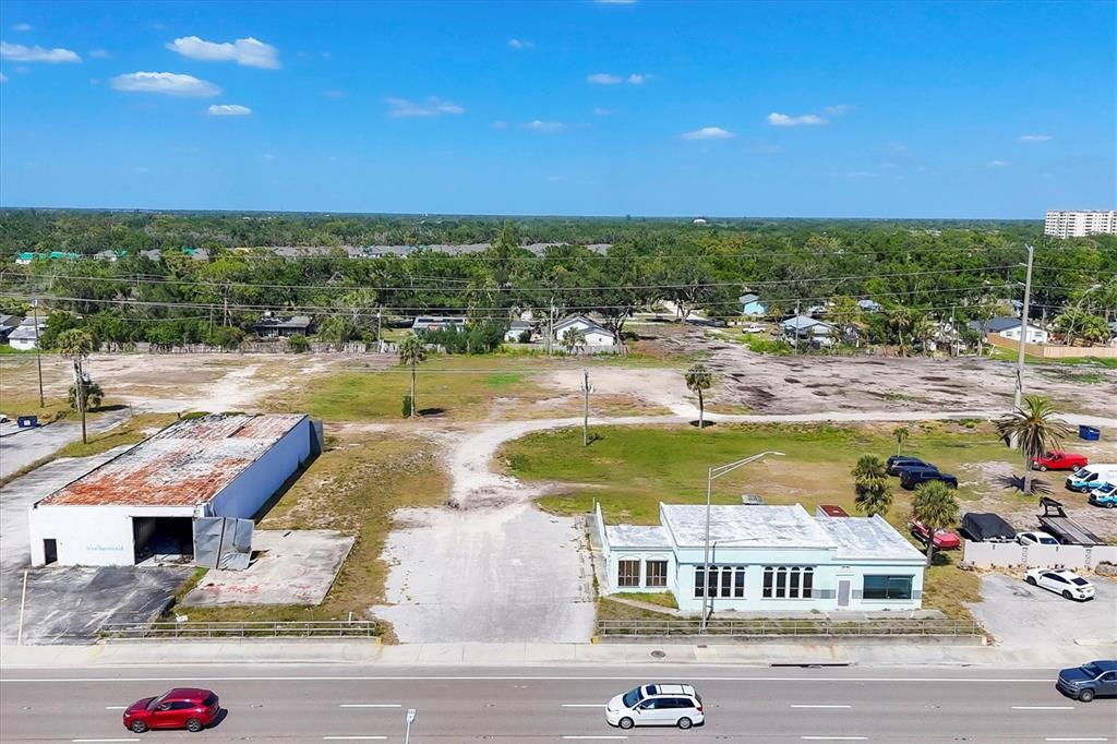 2211 S TAMIAMI TR S