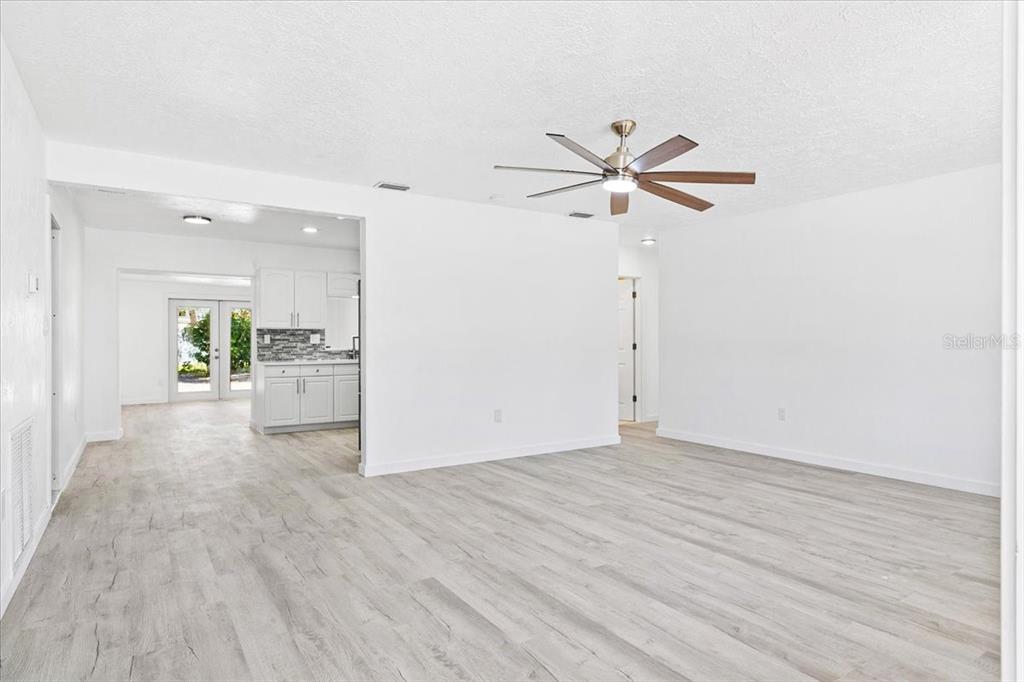 6243 CARLTON AVENUE, SARASOTA, FL — photo 5 of 30