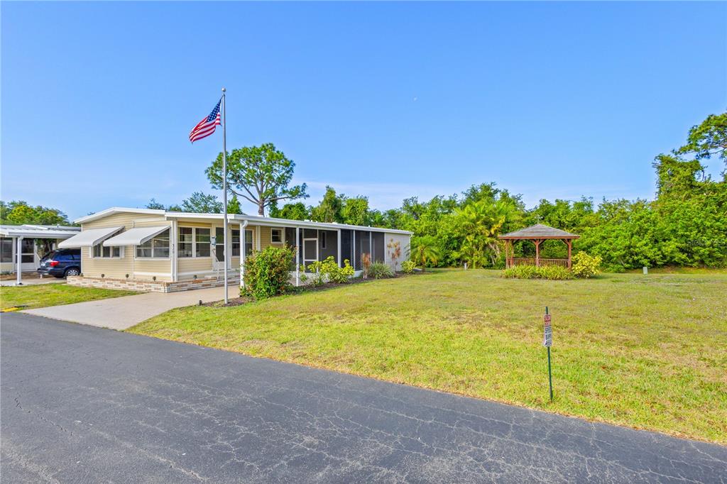 320 TROPIC DRIVE