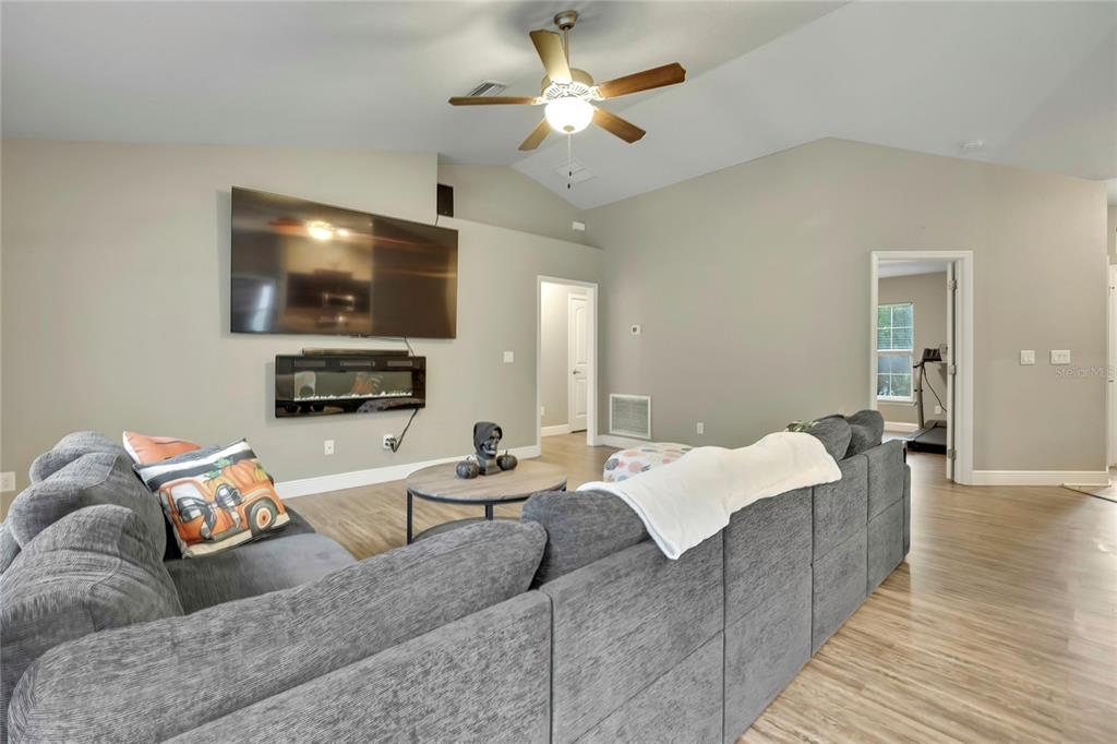 12342 QUIGLEY AVENUE, WEEKI WACHEE, FL — photo 5 of 30