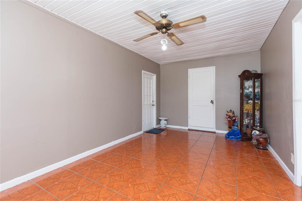 4416 W TRILBY AVENUE, TAMPA, FL — photo 3 of 30