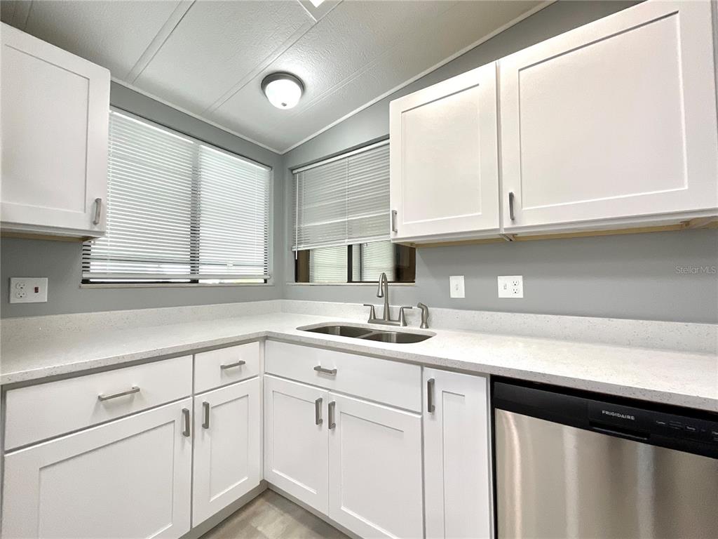 A room with gray walls, wood-look flooring, a ceiling fan, and recessed lighting — 2612 MCDANIEL DRIVE, KISSIMMEE, FL