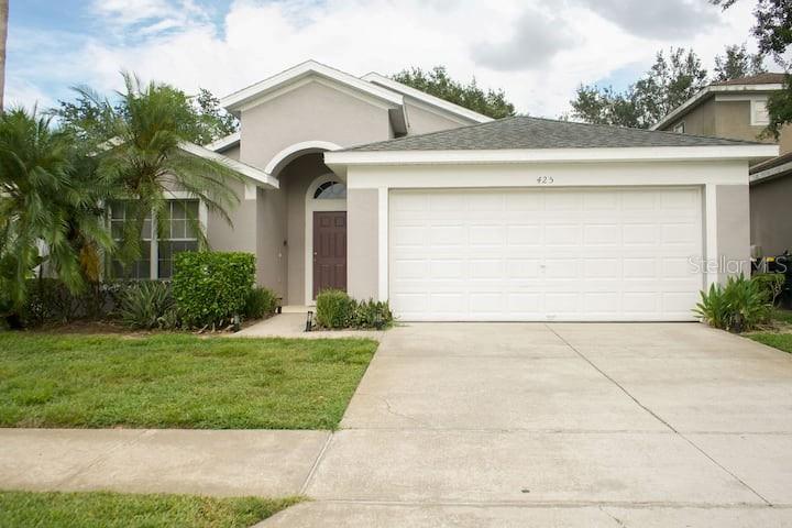 425 CASTLEMAIN CIRCLE
