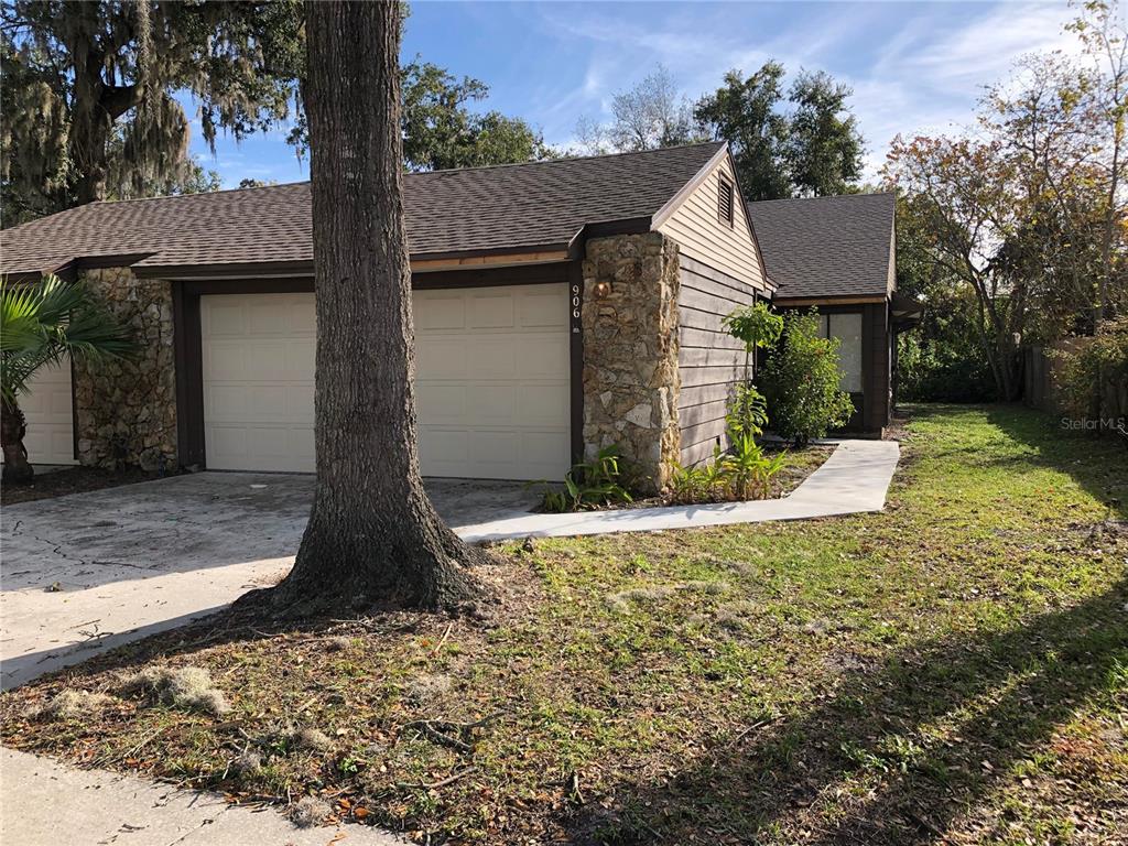 906 ROBINHOOD COURT