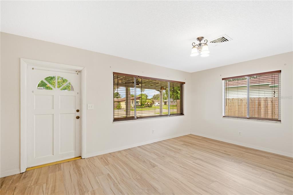 5527 COMMONWEALTH AVENUE N, ST PETERSBURG, FL — photo 5 of 36