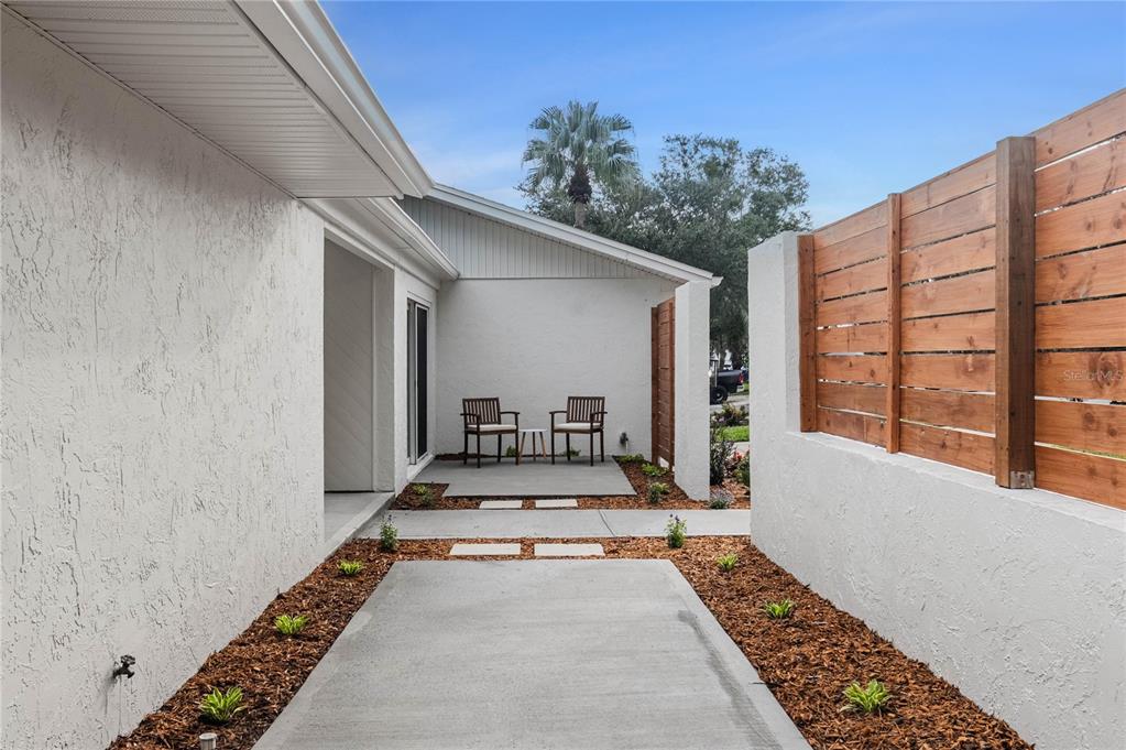 832 BROOKWOOD DRIVE, LAKELAND, FL — photo 3 of 33