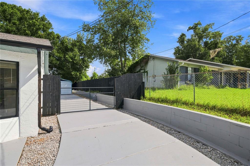11615 SE 129TH LANE, OCKLAWAHA, FL — photo 5 of 30