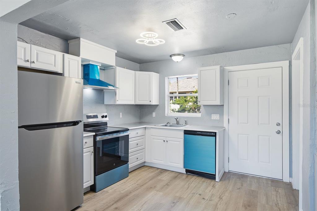 8143 OVERLOOK PLACE NE, ST PETERSBURG, FL — photo 5 of 21