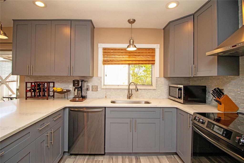 1640 CAPE HOPE AVENUE NE UNIT 2, ST PETERSBURG, FL — photo 4 of 42