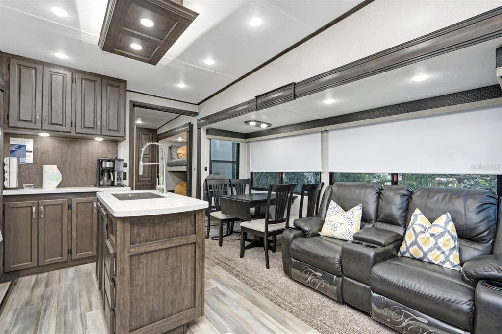 305 LINDEN DRIVE UNIT Fifth wheel
