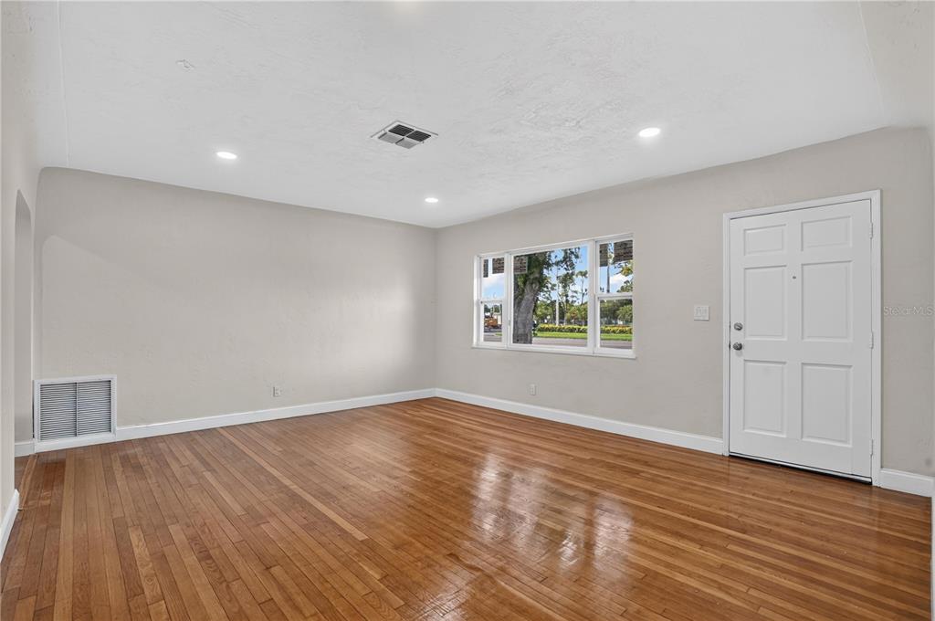 6946 5TH AVENUE N, ST PETERSBURG, FL — photo 2 of 22