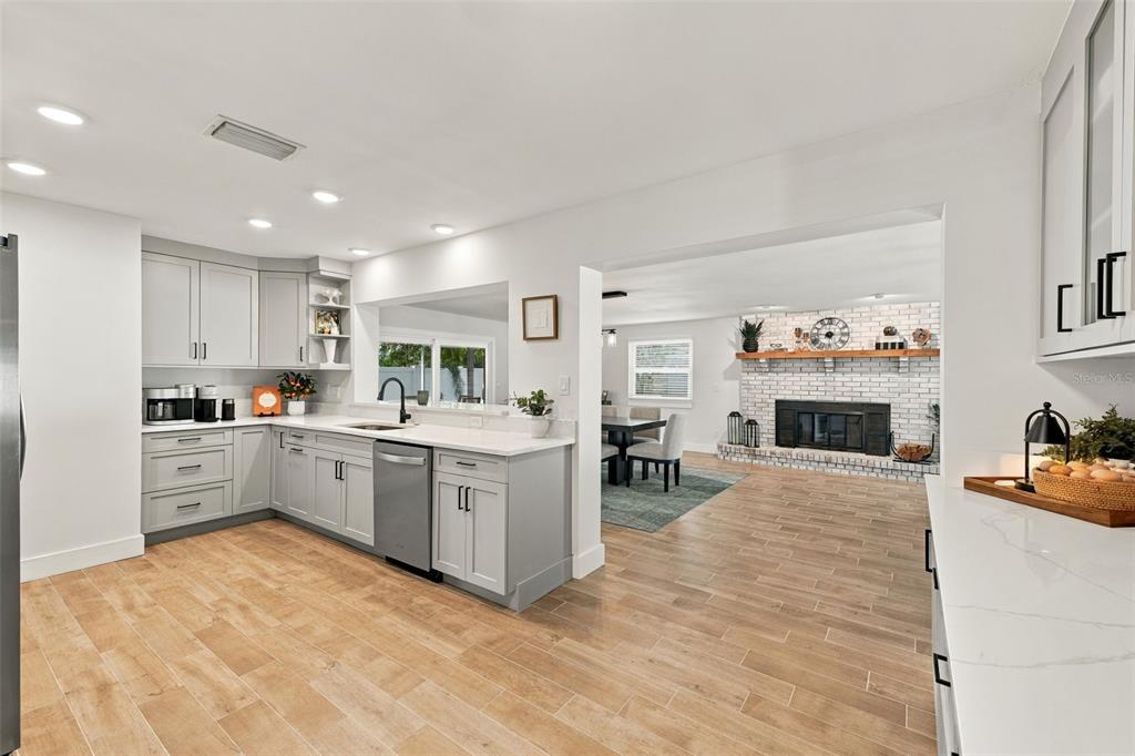 4318 HELENA STREET NE, ST PETERSBURG, FL — photo 4 of 30